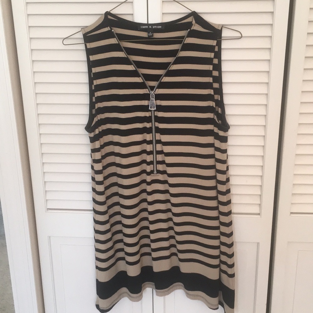 Black and tan front Zipper top.